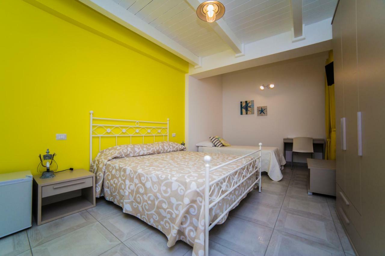 B&B A Due Passi Dal Mare 카토나 외부 사진